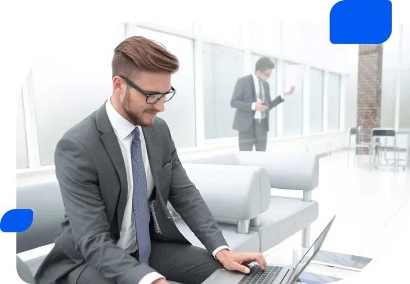 Imprenditore che utilizza la DigIdentity Card